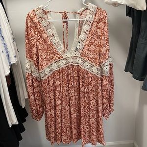 Cute flowy 70s inspired dress with lace details